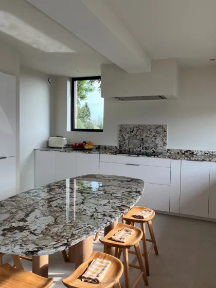 cuisine et plan de travail en granit blanc aran